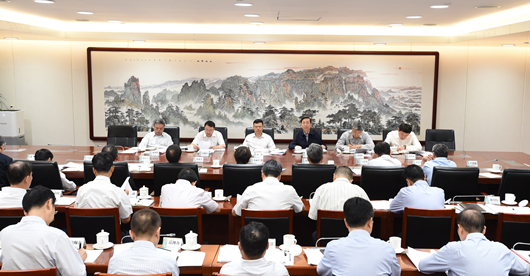 堅(jiān)持在學(xué)懂弄通做實(shí)上下功夫、作表率